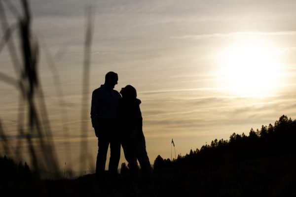 Couple-contre-jour-silhouettes-mariage_1400px