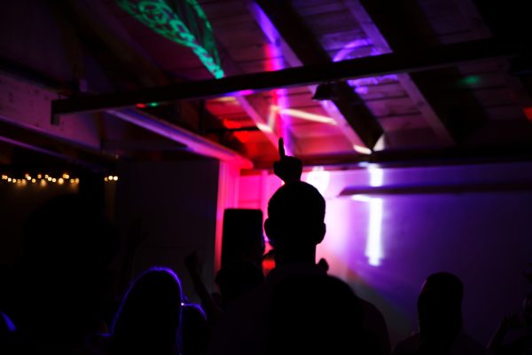 Mariage-danse-soirée-techno-lumières-lasers_1920px