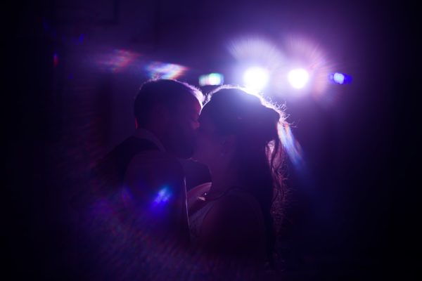 mariés-danse-bal-baiser-moment-fort